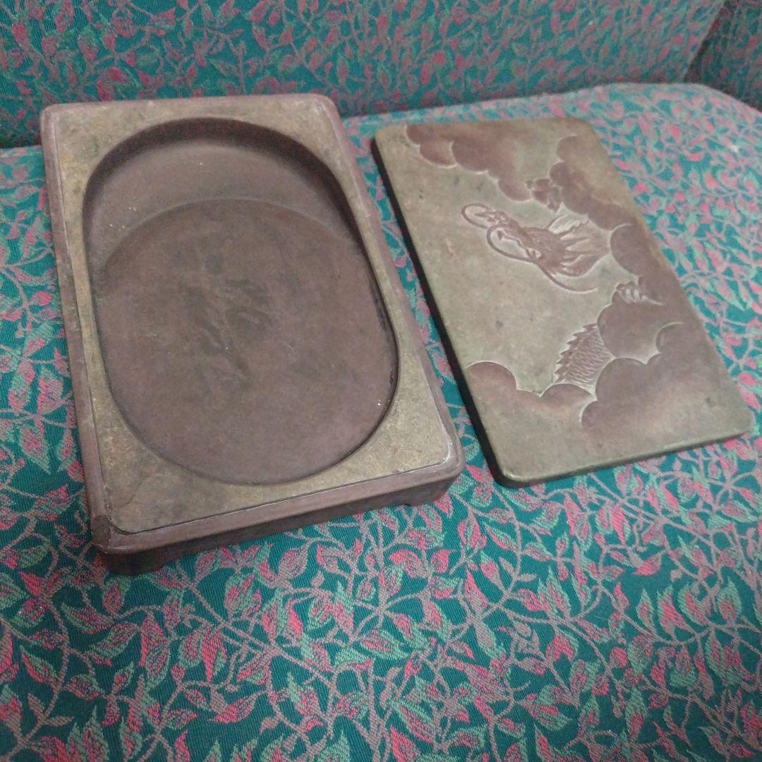 金属製 硯箱 雲と人物の彫刻