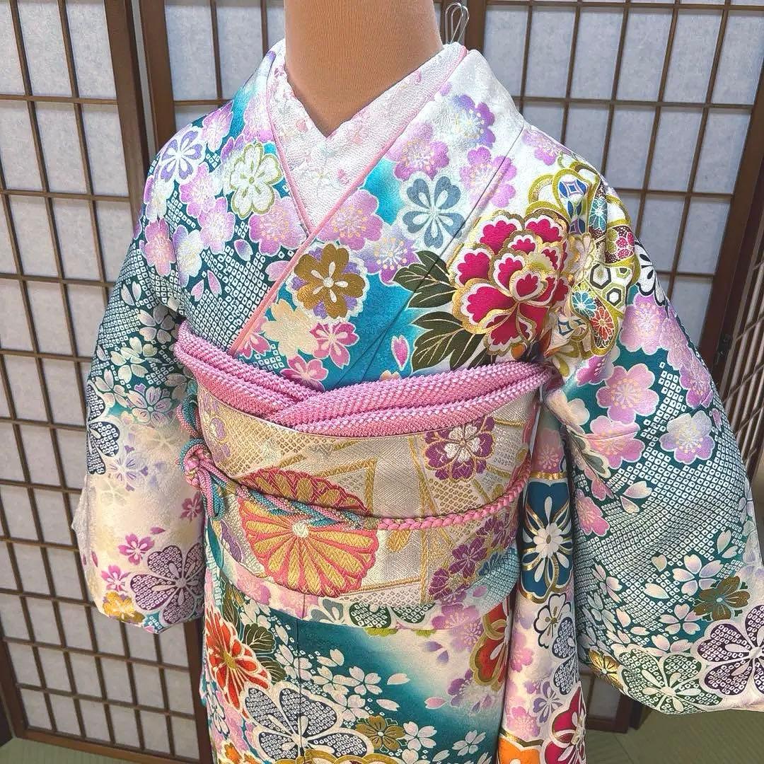 振袖フルセット　花柄　白地にブルーグリーンとピンクの花柄