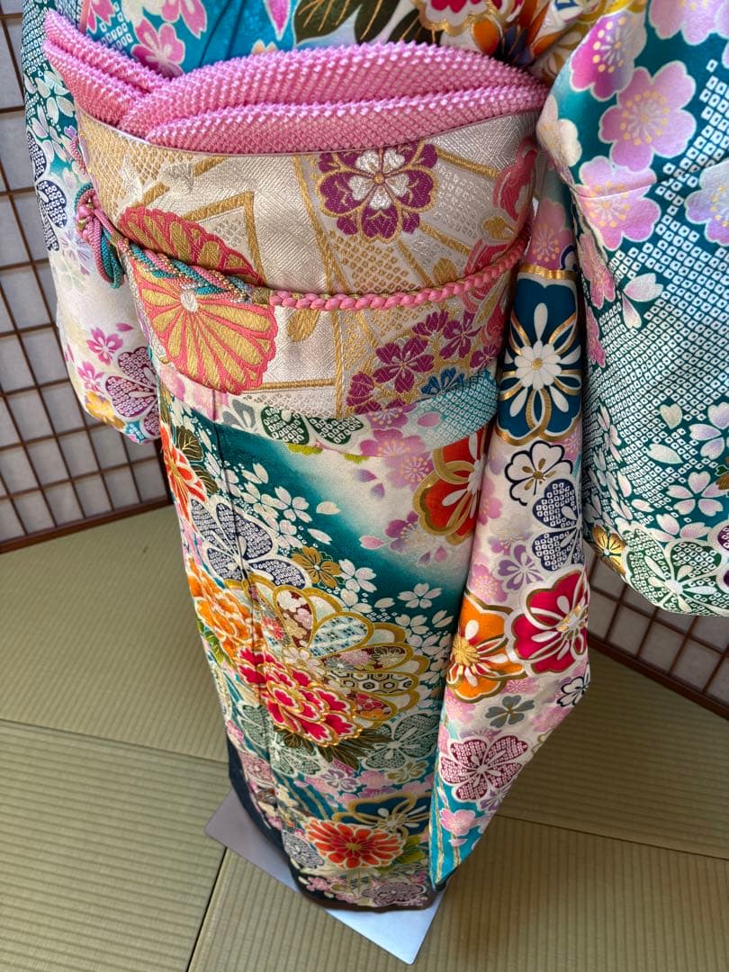 振袖フルセット　花柄　白地にブルーグリーンとピンクの花柄