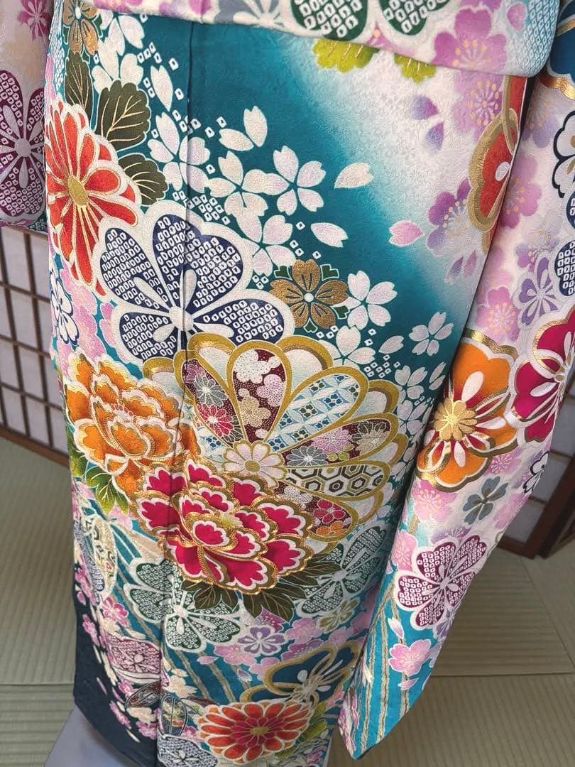 振袖フルセット　花柄　白地にブルーグリーンとピンクの花柄