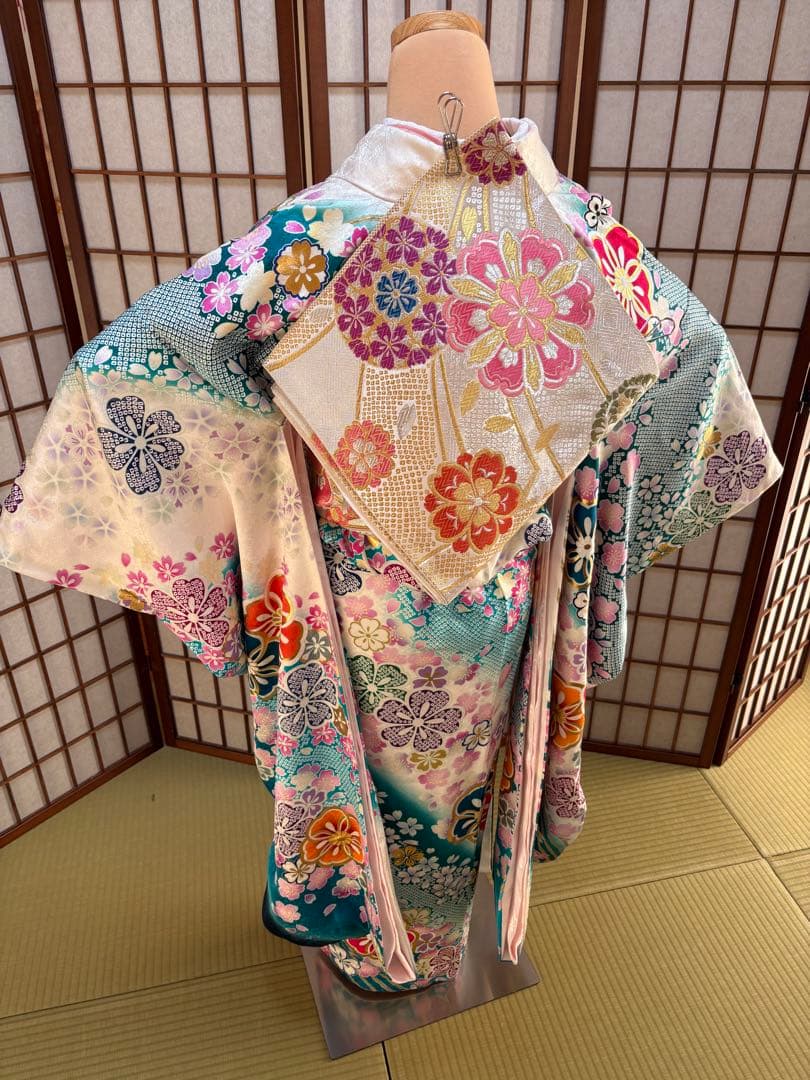 振袖フルセット　花柄　白地にブルーグリーンとピンクの花柄