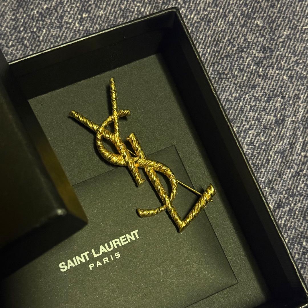 SAINT LAURENT ゴールド ロゴブローチ