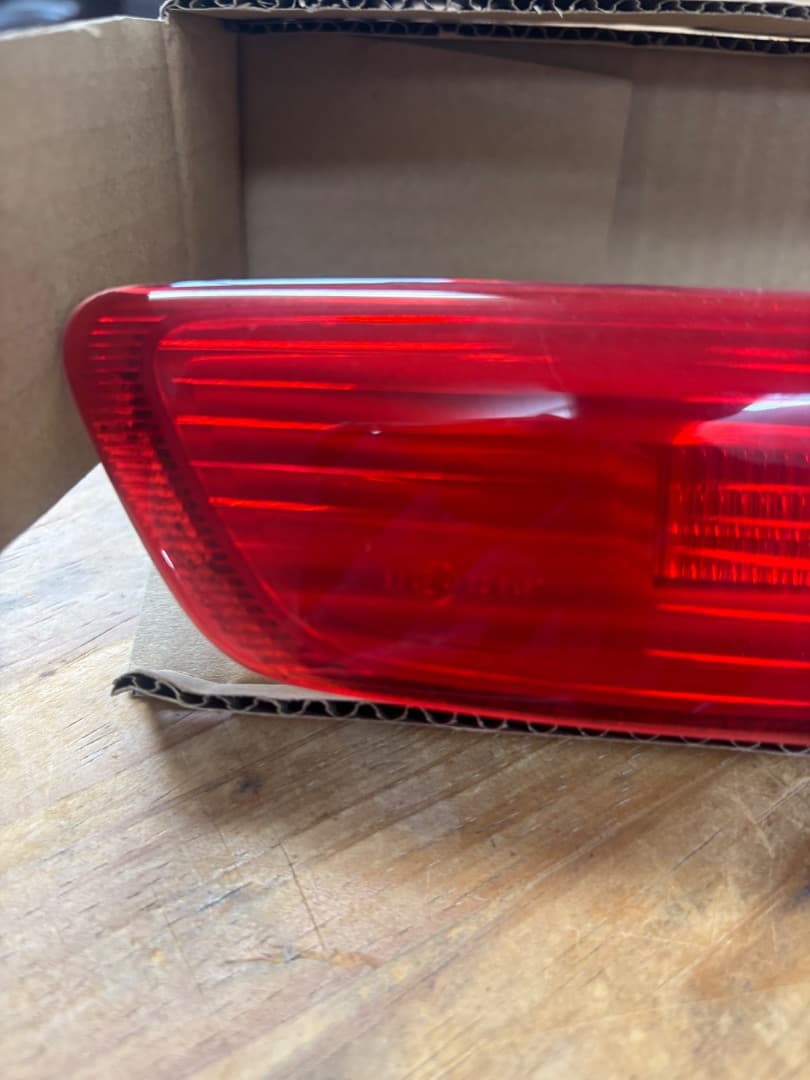 キャラバン NV350 ハイマウントストップランプ