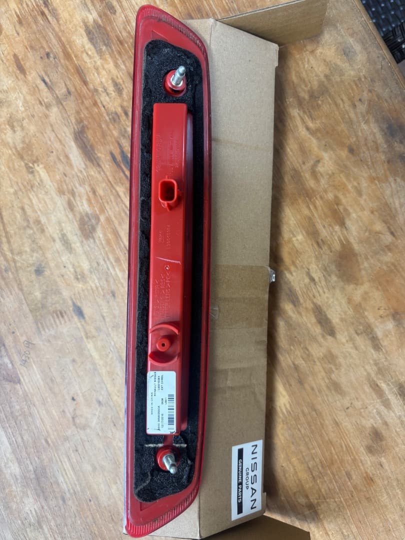 キャラバン NV350 ハイマウントストップランプ