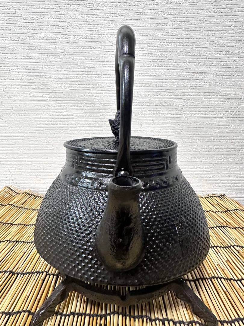 新品、供箱等付属品付　南部岩鋳四代目清末作 　真作保証　１８型アラレ　南部鉄瓶