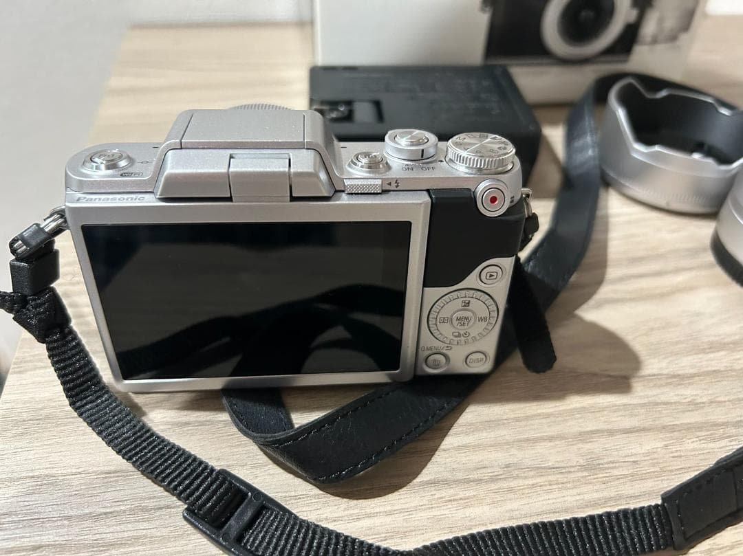 ★送料無料★美品 Panasonic LUMIX DMC-GF7W ミラーレス