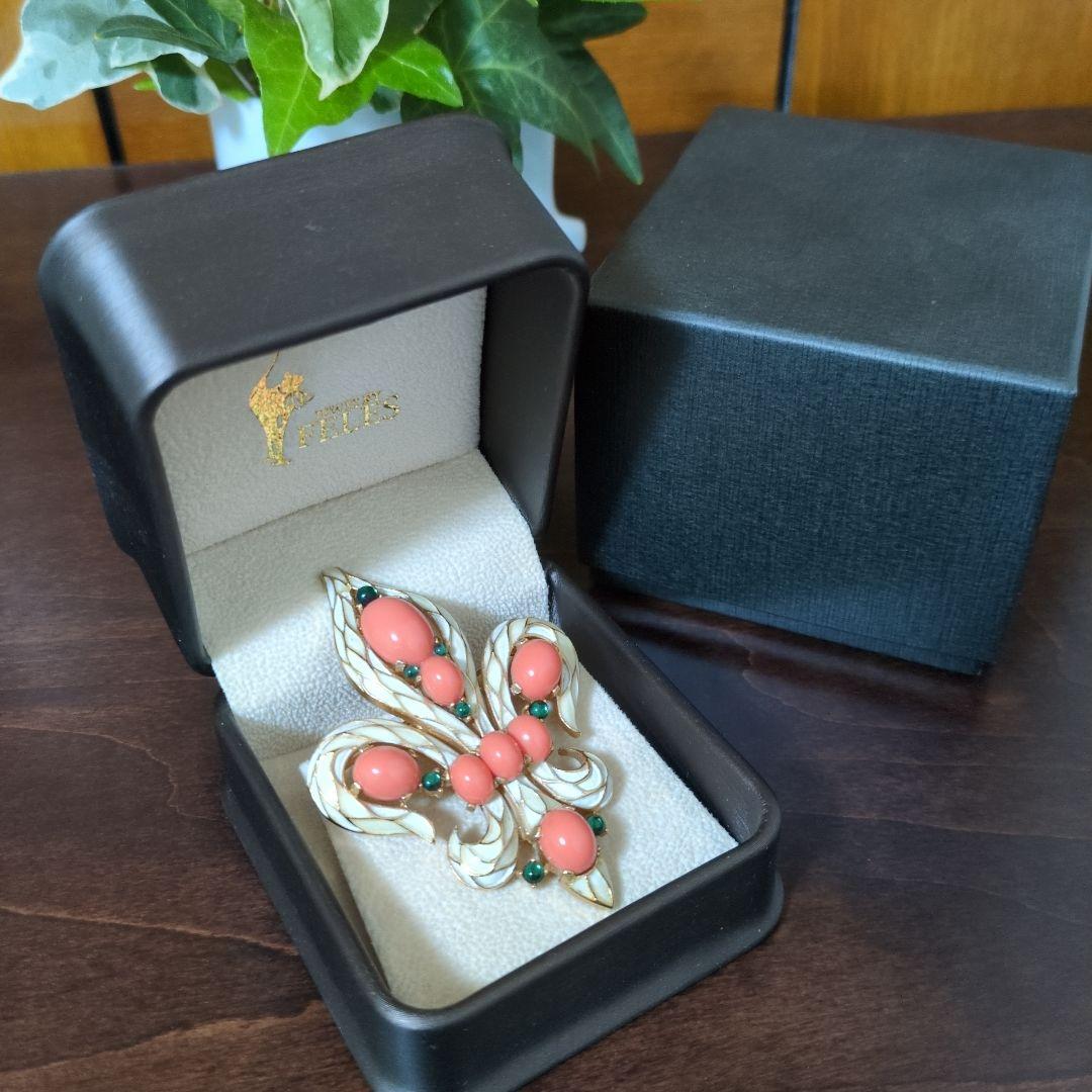 TRIFARI　エンブレムデザイン　ブローチ