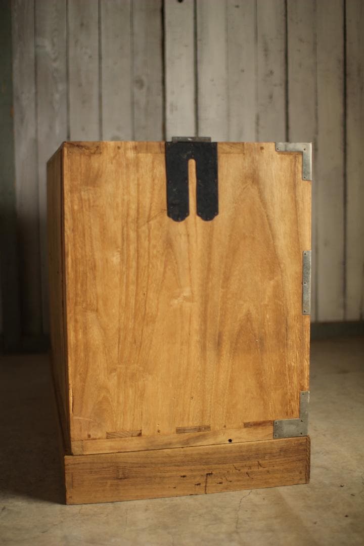 古い木製の引き出し4杯　チェスト　桐箪笥　昭和レトロ　タンス　古家具　古民家