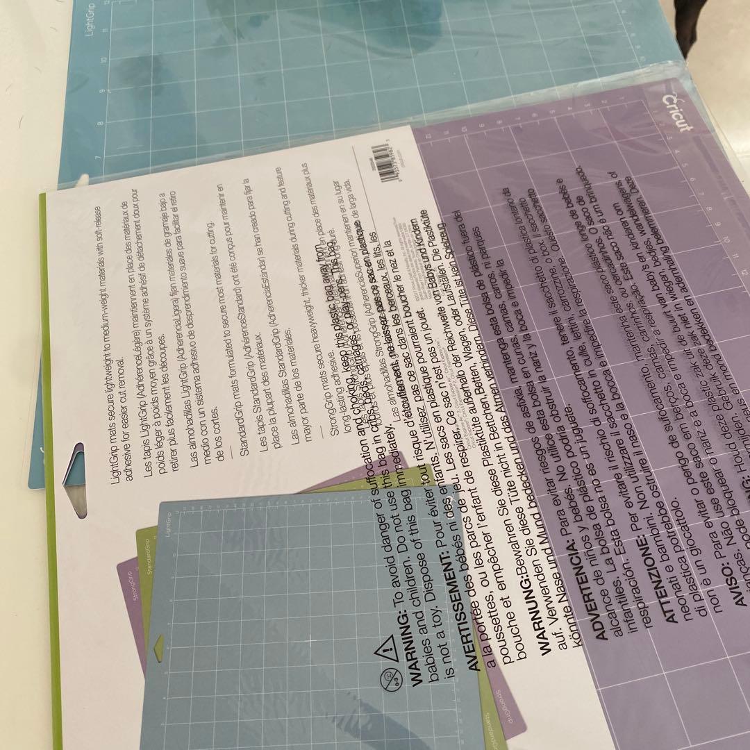 お値下げ中【美品】ほぼ未使用クリカットメーカー3 ＋カッティングシート3枚