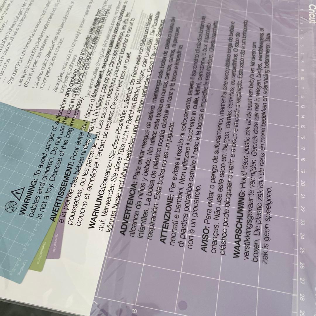 お値下げ中【美品】ほぼ未使用クリカットメーカー3 ＋カッティングシート3枚