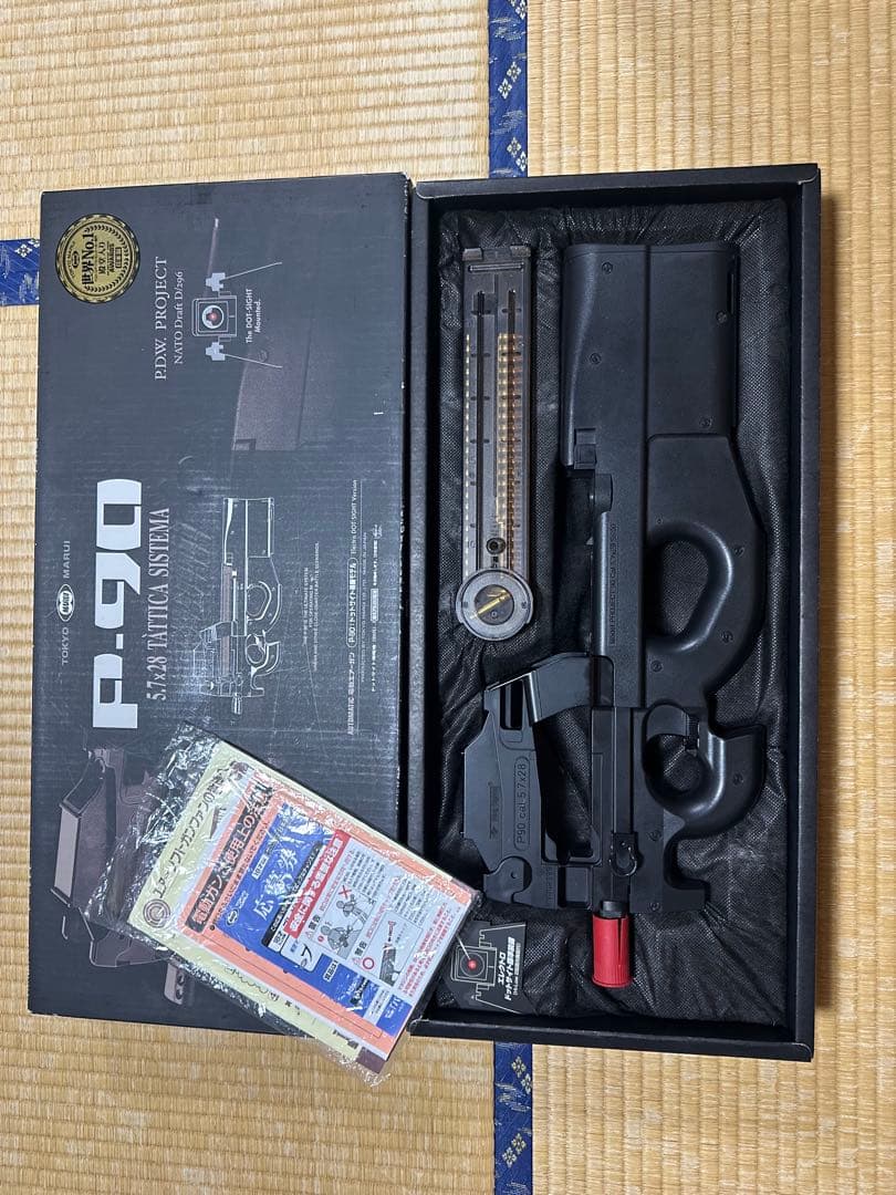 P-90 トイガン レッドドットサイト付き バッテリー、充電器付き