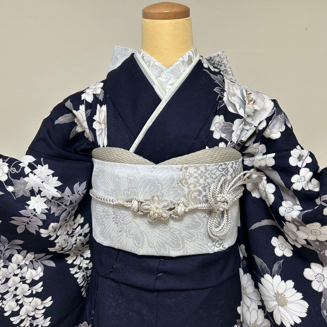 シックな紺地と白の染め分けの牡丹の振袖セット