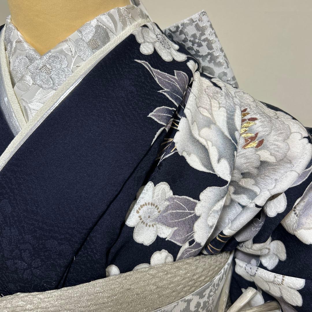 シックな紺地と白の染め分けの牡丹の振袖セット
