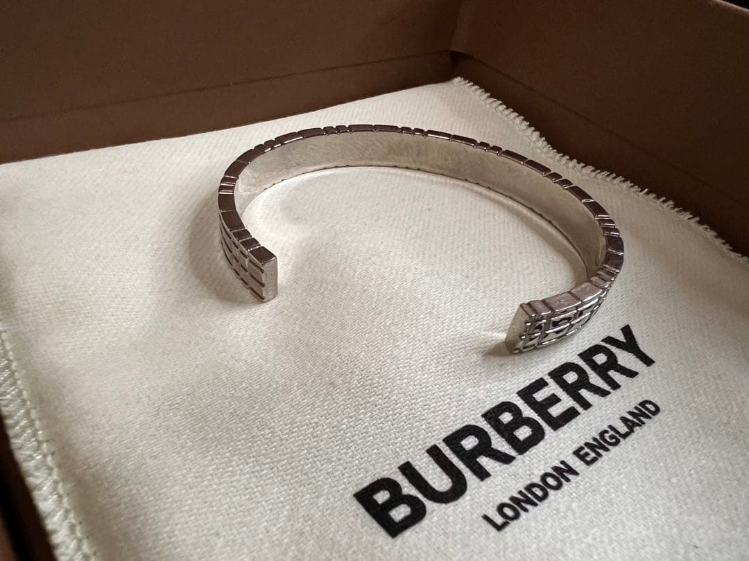 12月12日まで販売予定！ BURBERRY シルバーバングル 専用布袋付き