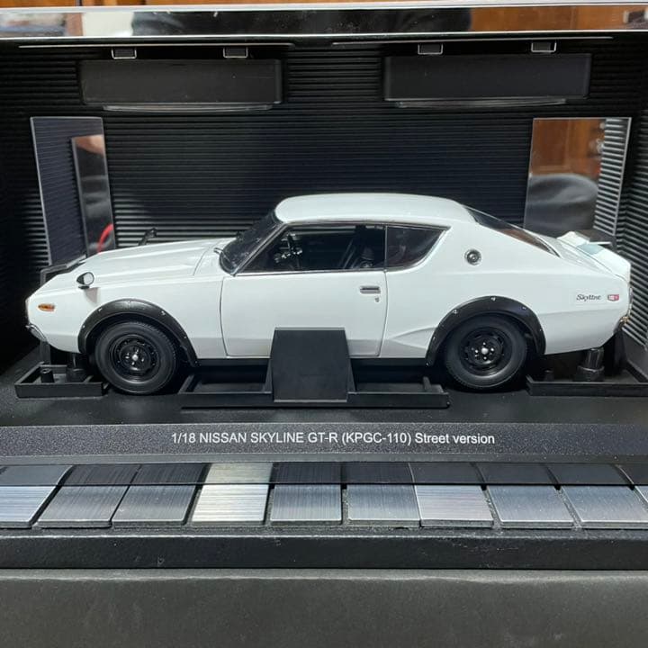 新品未展示品　京商1/18ニッサンスカイライン2000GT-R/ホワイト美品