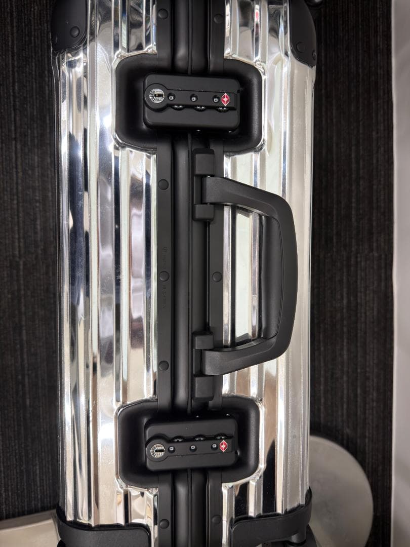 RIMOWA×MONCLER 限定発売キャリーケース 機内持ち込み可能