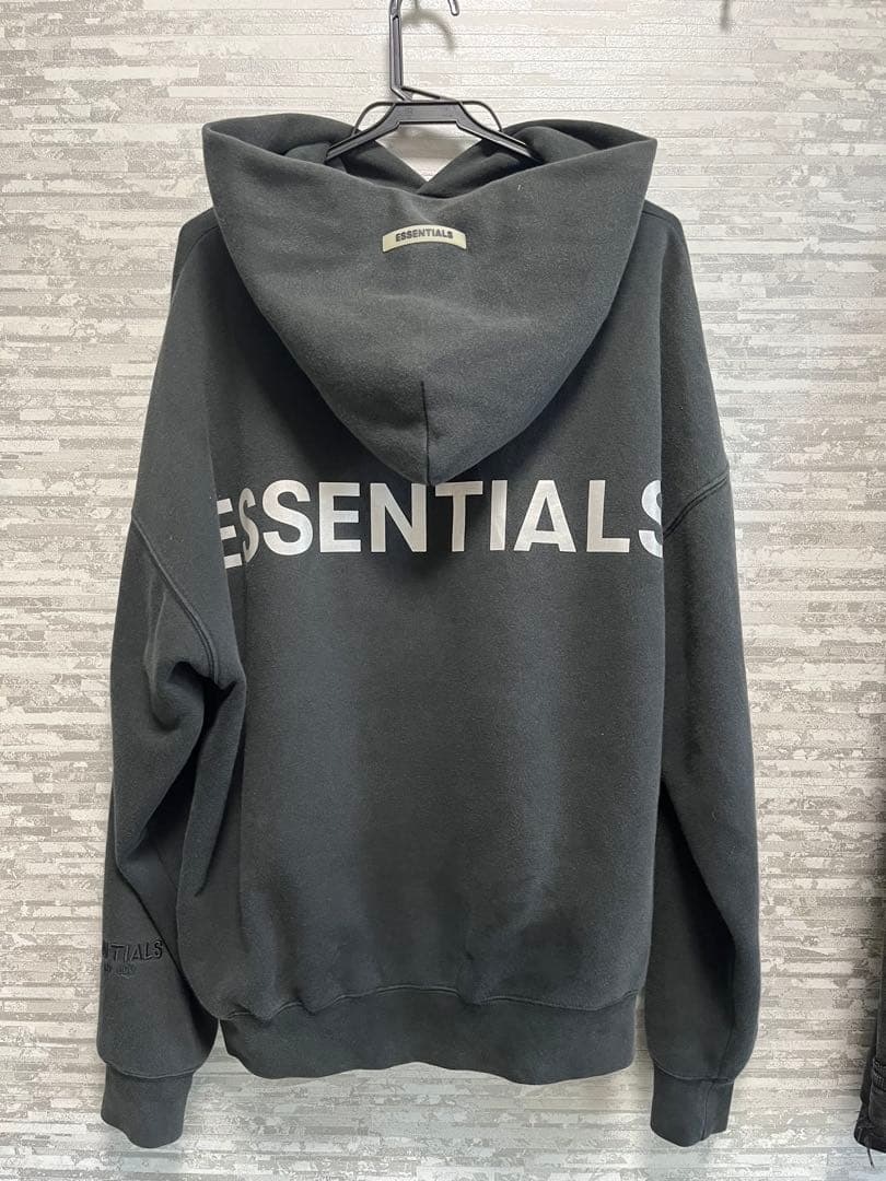 ESSENTIALS ブラック フード付きパーカー