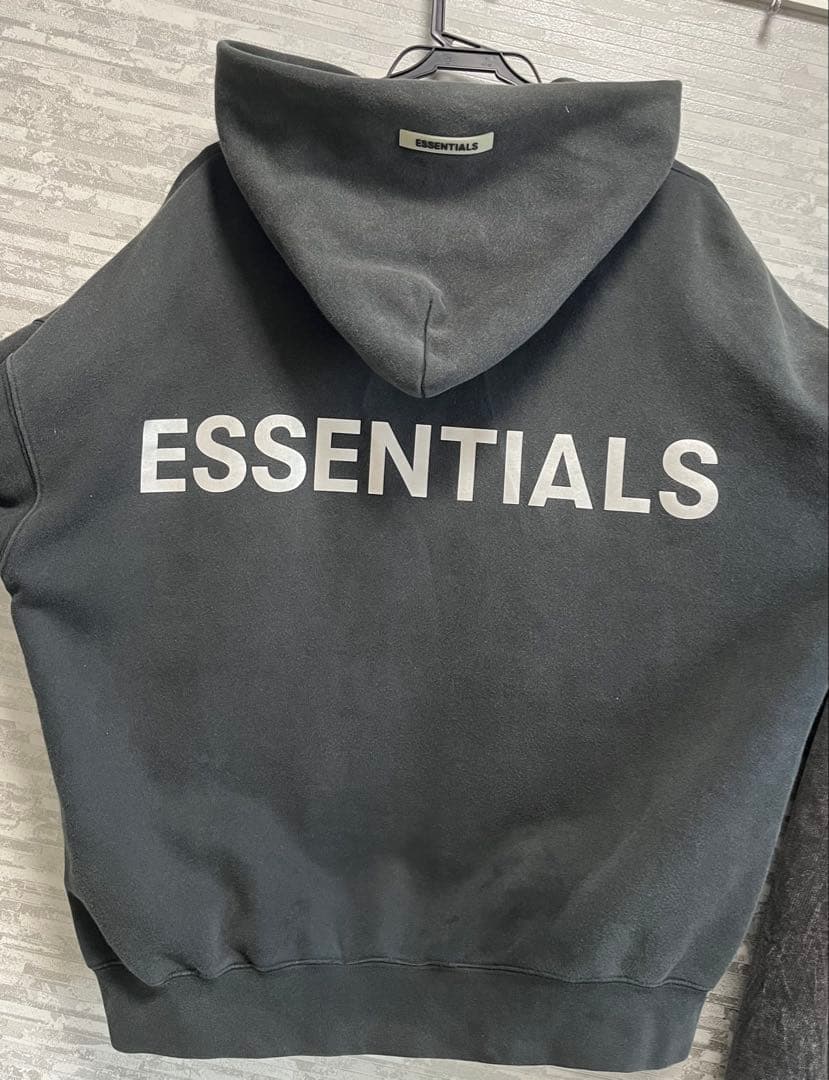 ESSENTIALS ブラック フード付きパーカー