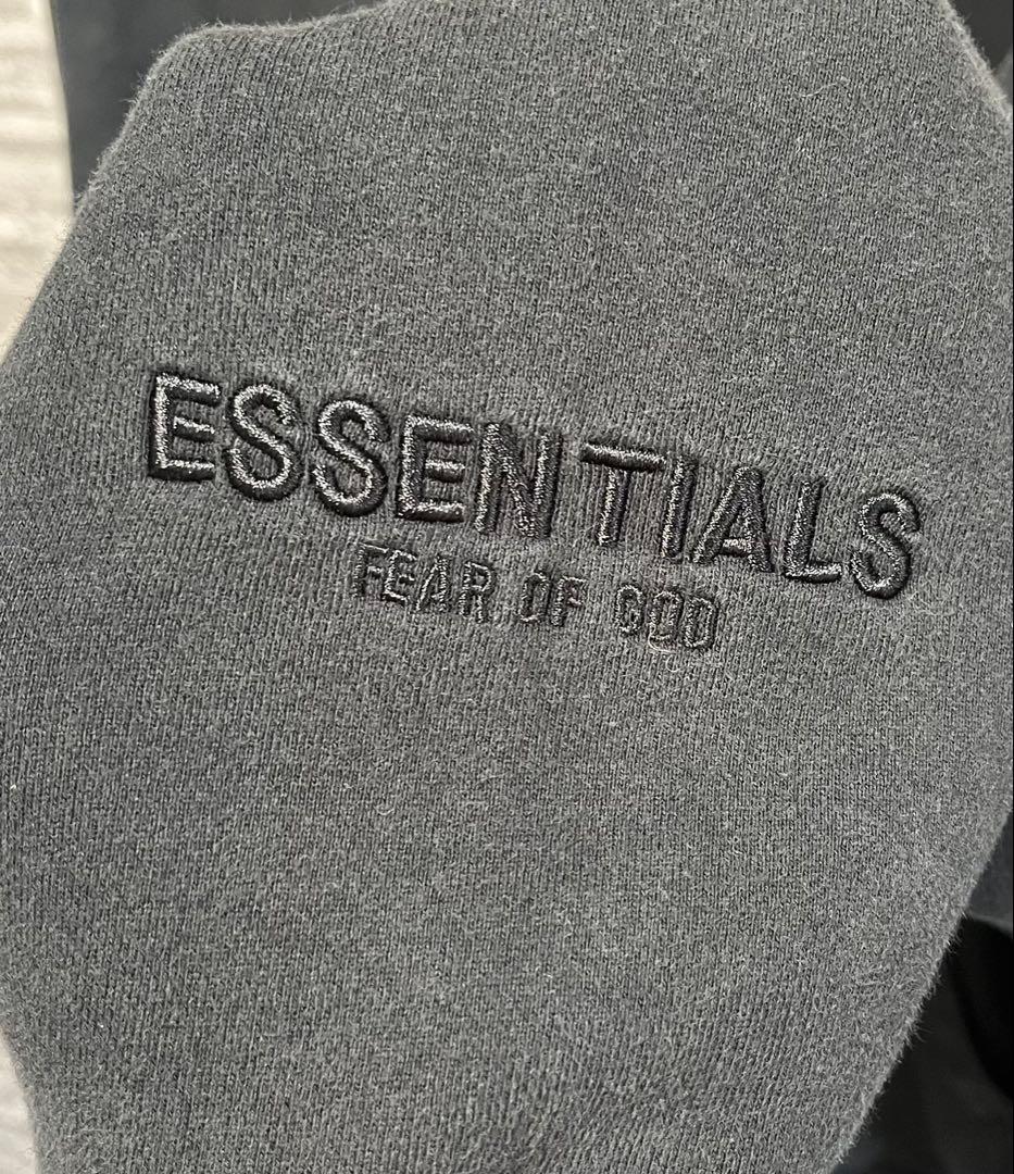 ESSENTIALS ブラック フード付きパーカー