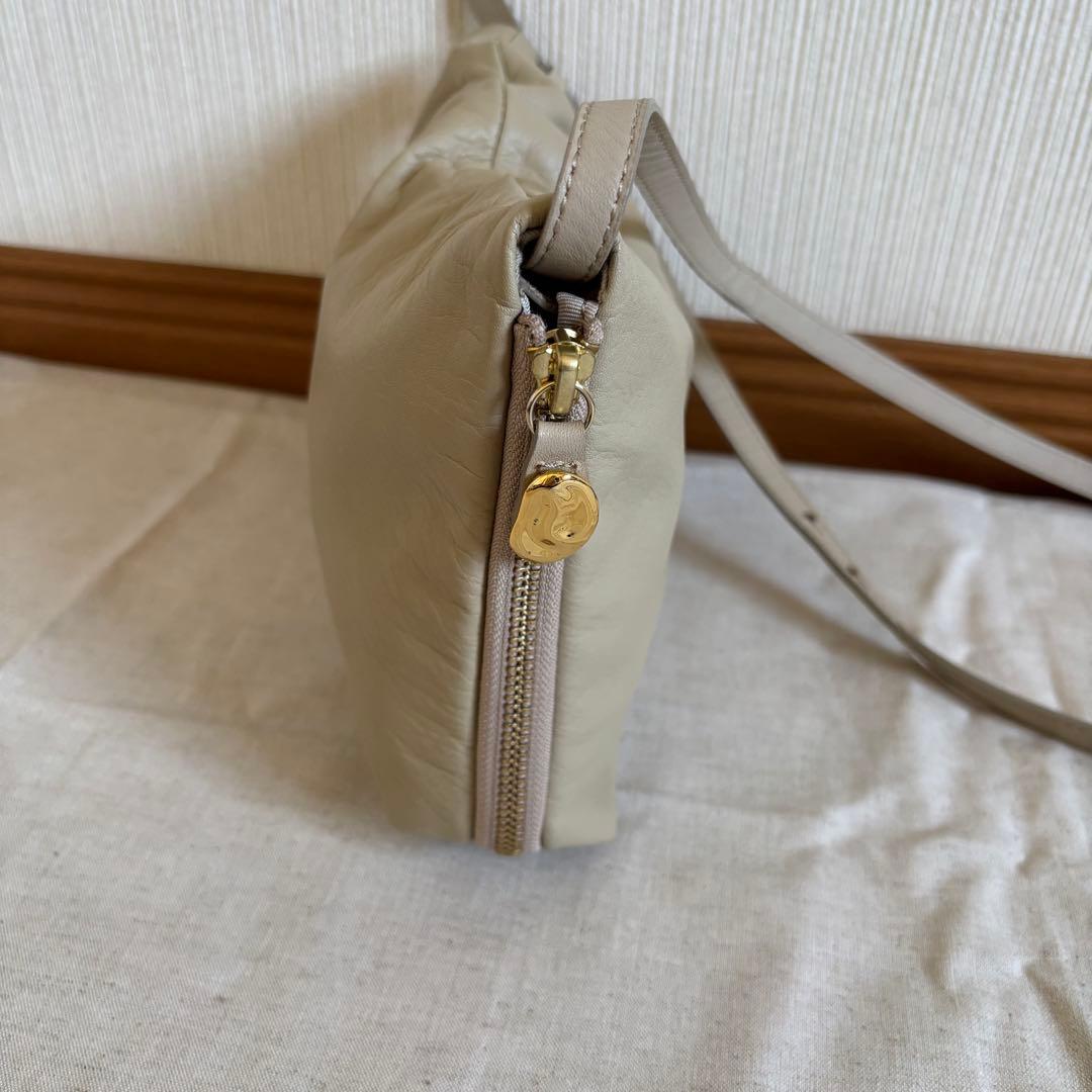 gemeil russet レザーミニショルダーバッグ ベージュ 斜め掛けバッグ
