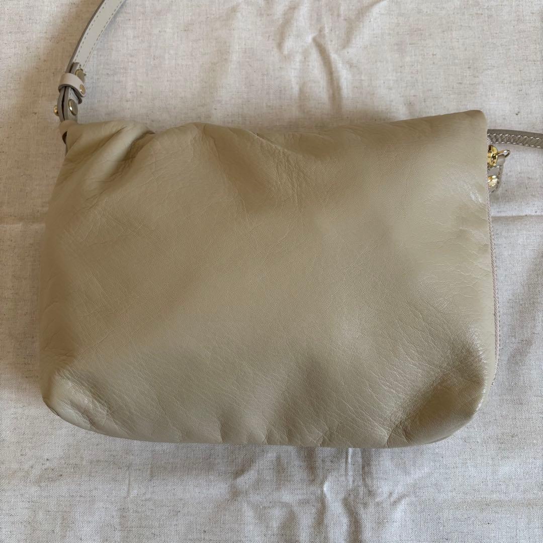 gemeil russet レザーミニショルダーバッグ ベージュ 斜め掛けバッグ