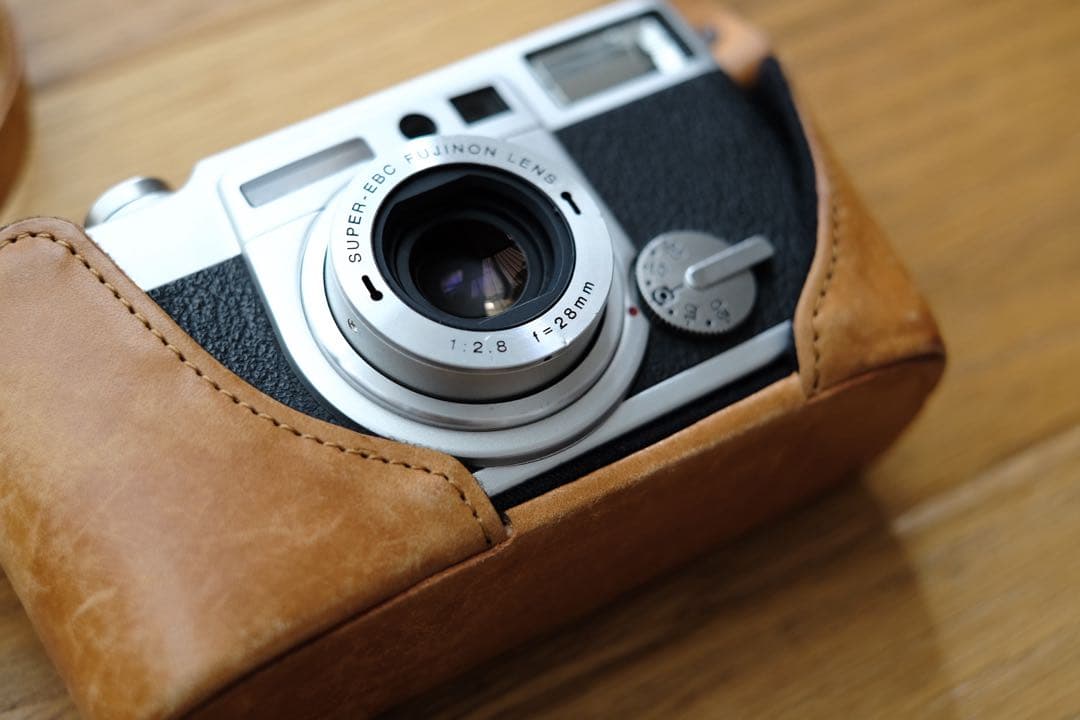 FUJIFILM KLASSE W シルバー（レザーケース・ストラップ付き）