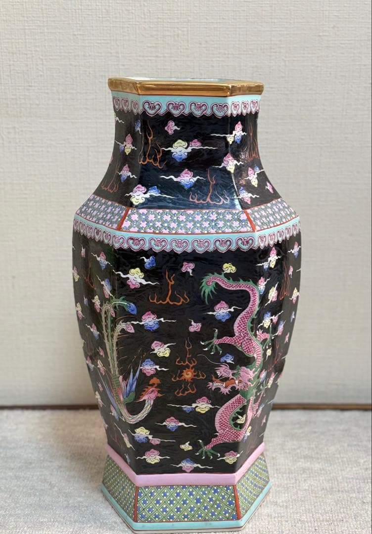 中国　大清乾隆年製銘　黒地粉彩龍鳳紋角瓶　右　高さ47.0cm 送料込み0106