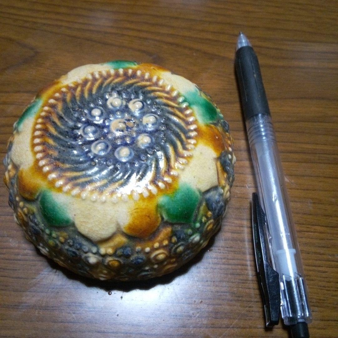 唐三彩　装飾的な模様の陶器の器