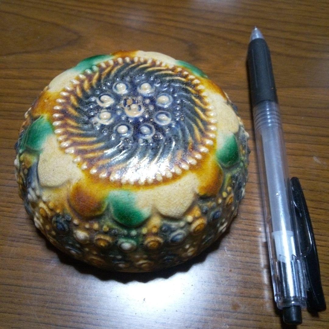 唐三彩　装飾的な模様の陶器の器