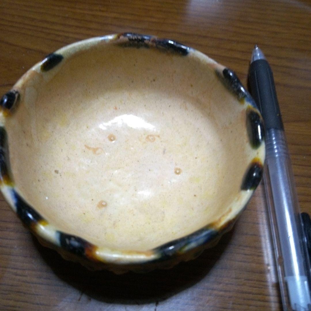 唐三彩　装飾的な模様の陶器の器