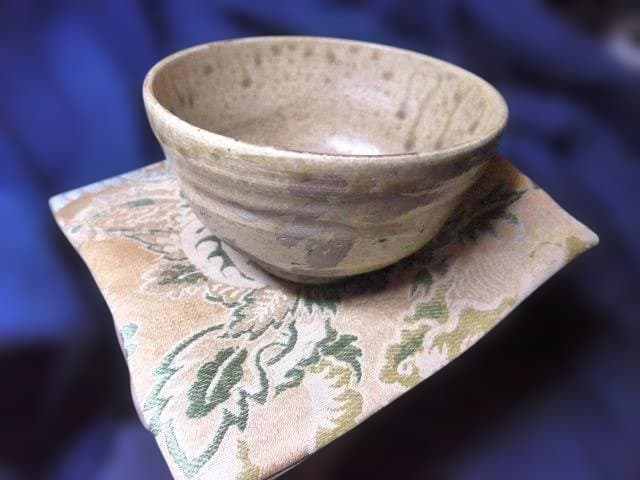 状態の良い黄瀬戸茶碗です。銘は雪月、柳営御物、玄々斎の花押が描かれています。