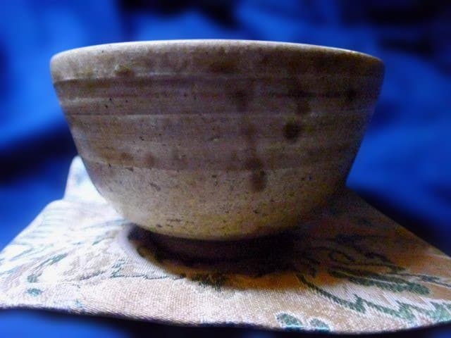 状態の良い黄瀬戸茶碗です。銘は雪月、柳営御物、玄々斎の花押が描かれています。