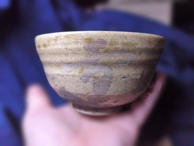 状態の良い黄瀬戸茶碗です。銘は雪月、柳営御物、玄々斎の花押が描かれています。