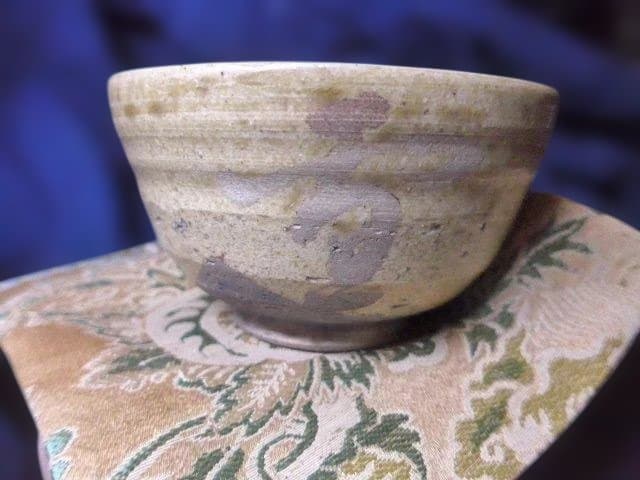 状態の良い黄瀬戸茶碗です。銘は雪月、柳営御物、玄々斎の花押が描かれています。