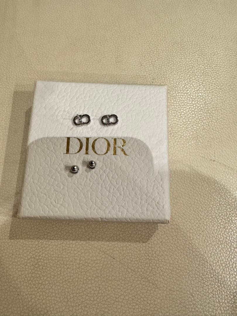 dior ロゴピアス