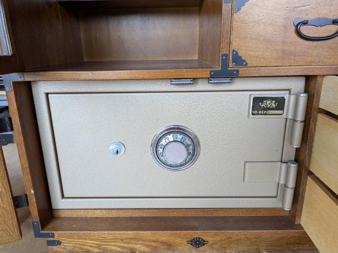 木製箪笥 4引き出し 格子窓付き（金庫付）