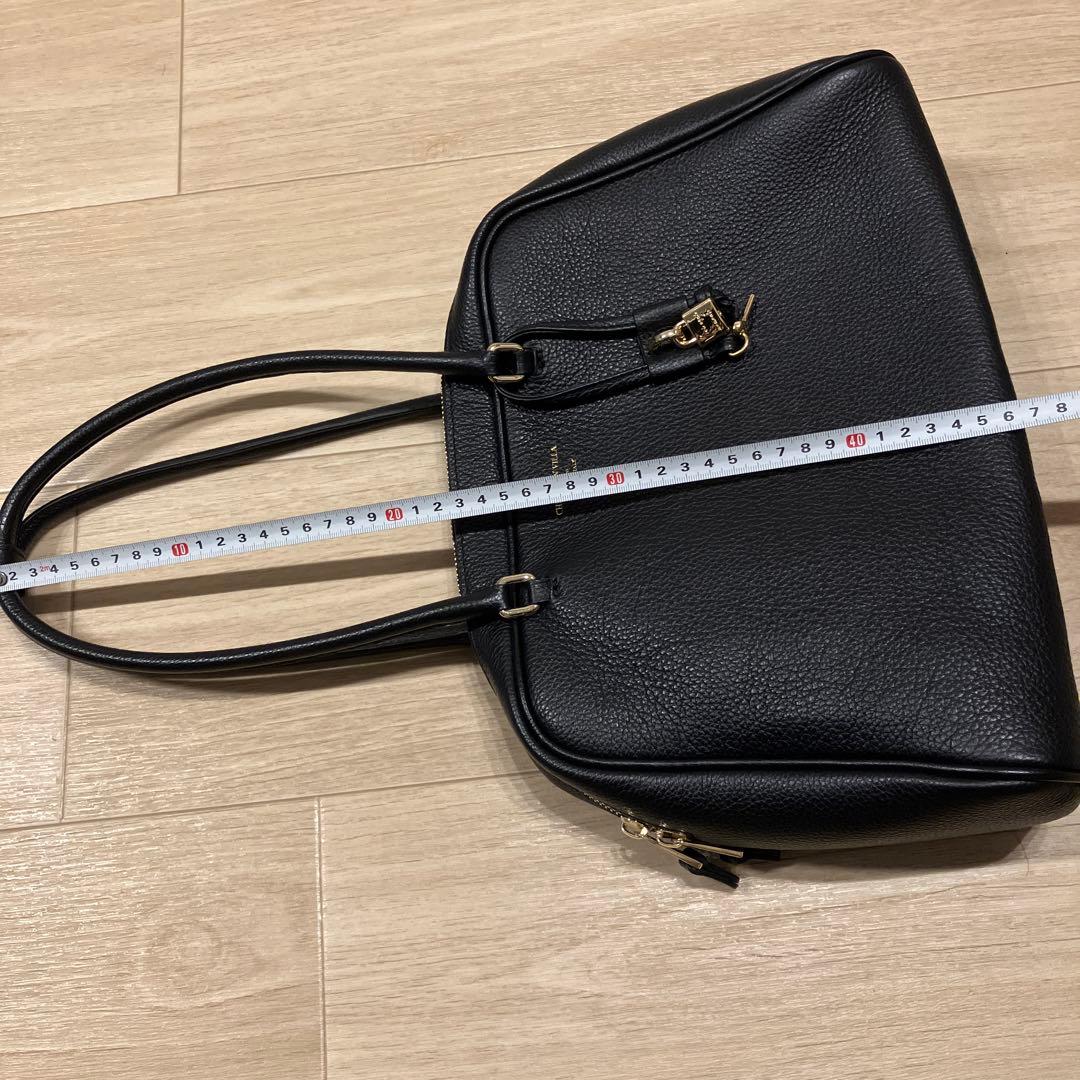 CHRISTIAN VILLA チャーム付きシュリンクレザーハンドバッグ