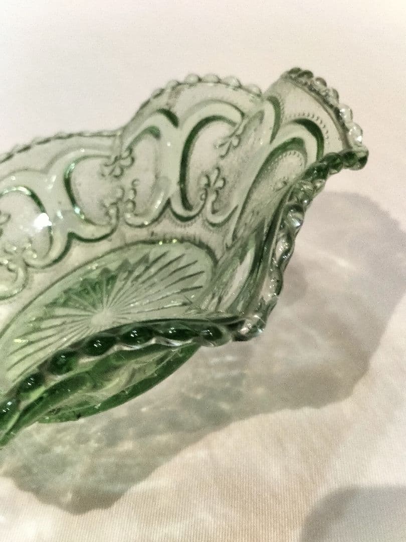 フリルガラス　プレスガラス　骨董品　グリーン　緑　昭和初期