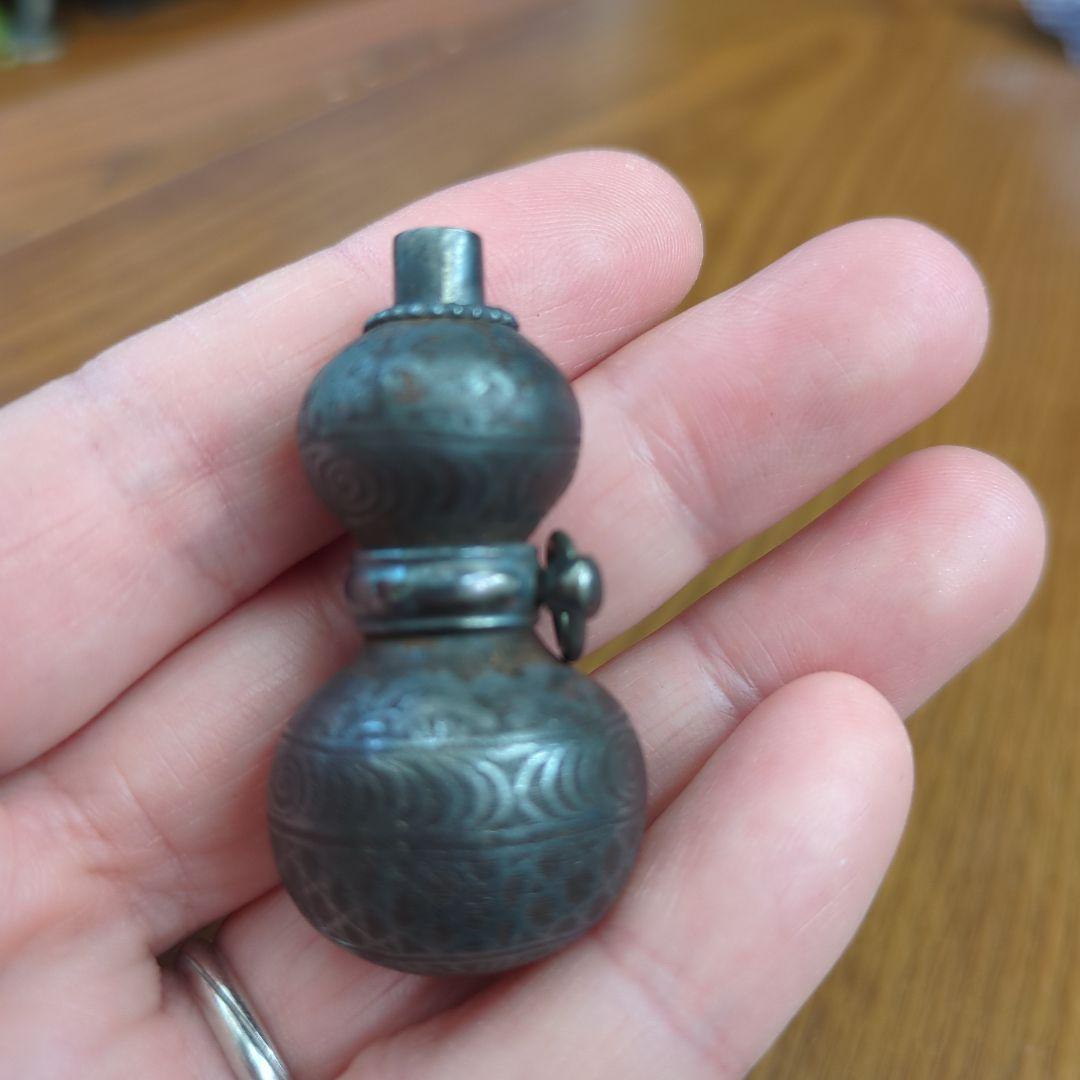 金属製ひょうたん年代物ストラップ？