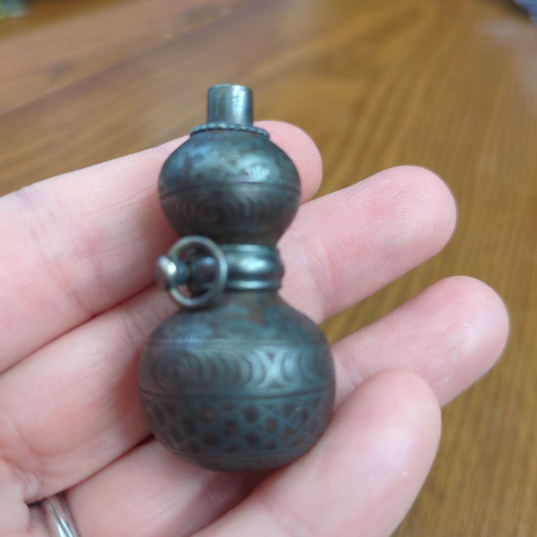 金属製ひょうたん年代物ストラップ？