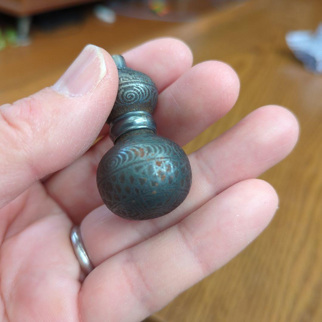 金属製ひょうたん年代物ストラップ？