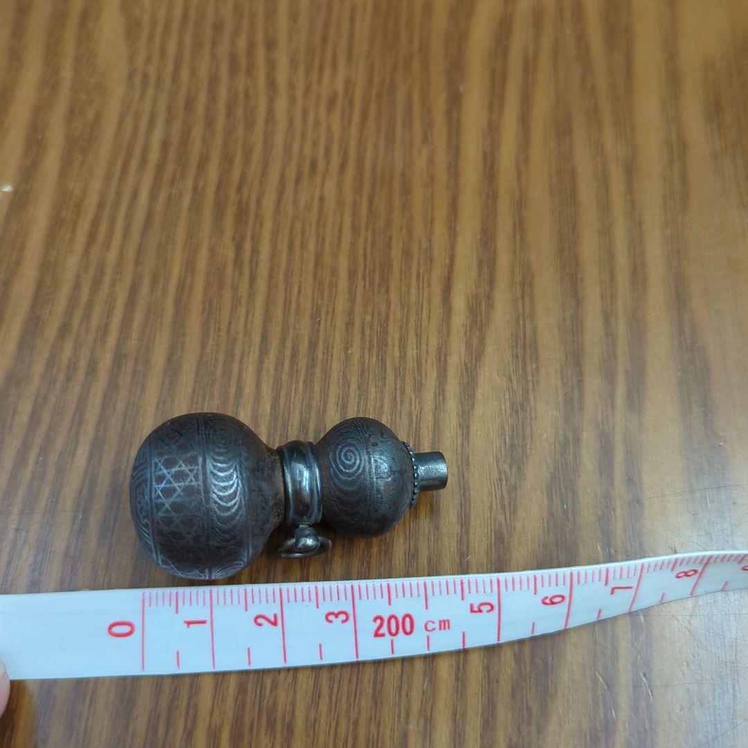 金属製ひょうたん年代物ストラップ？