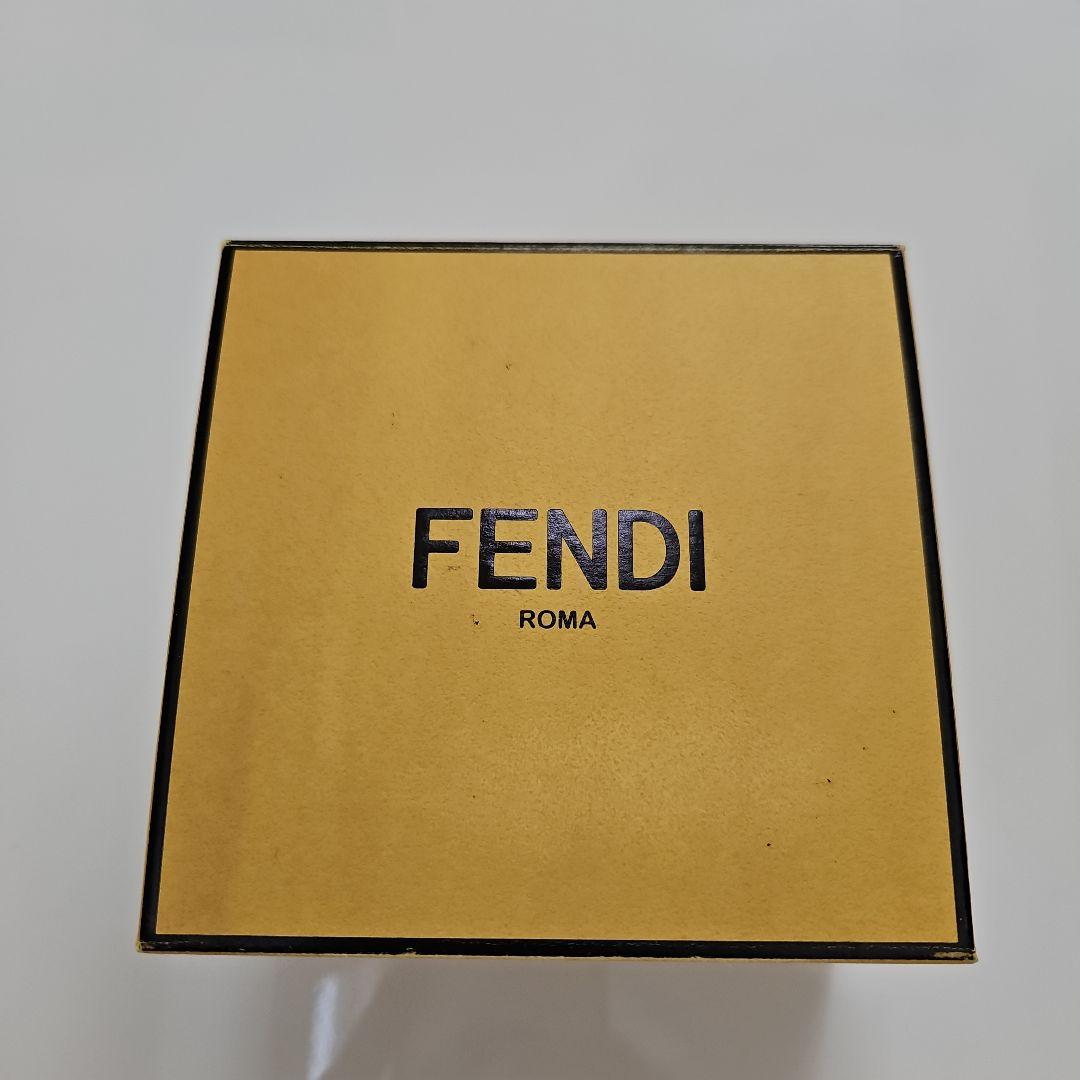 Fendi ブローチ 黒・金