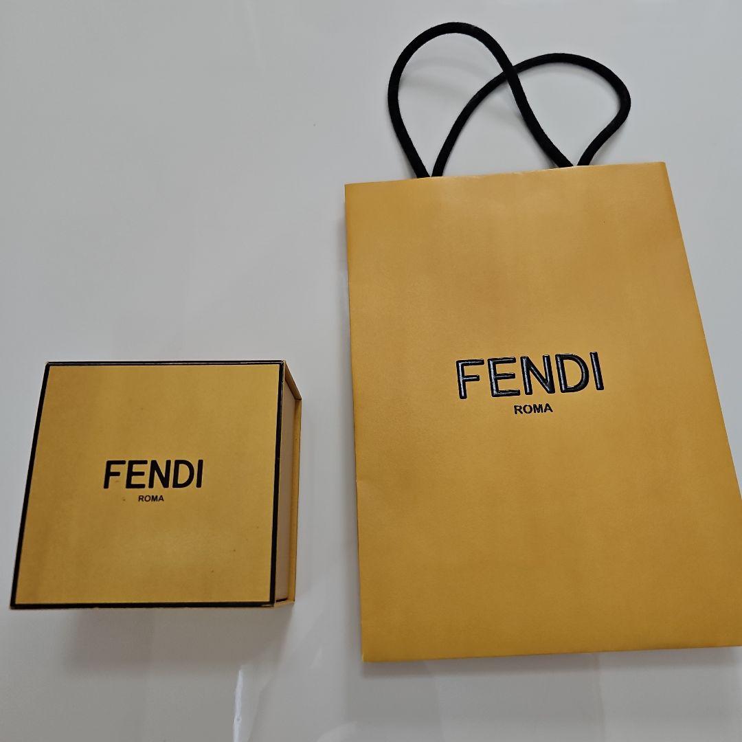 Fendi ブローチ 黒・金