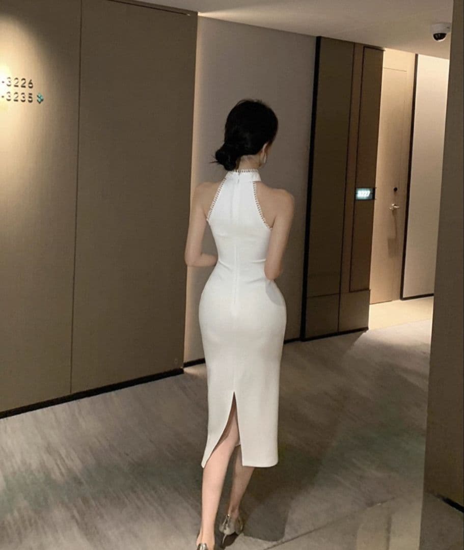 ホルターネックドレス　ミディ丈　ドレス　キャバドレス　白　タイト 上品