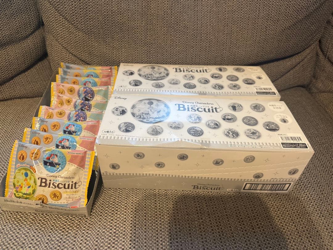 ディズニー　ビスケット　刺繍　缶バッチ　Disney Characters