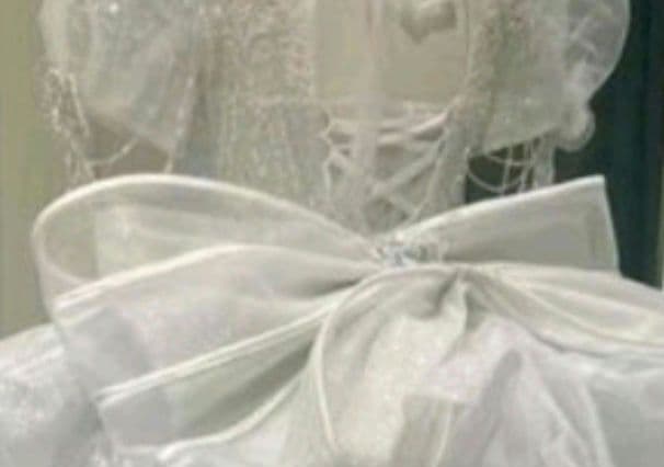 ウェディングドレス7点セット　パニエ　ティアラ　手袋　ベール　チョーカー