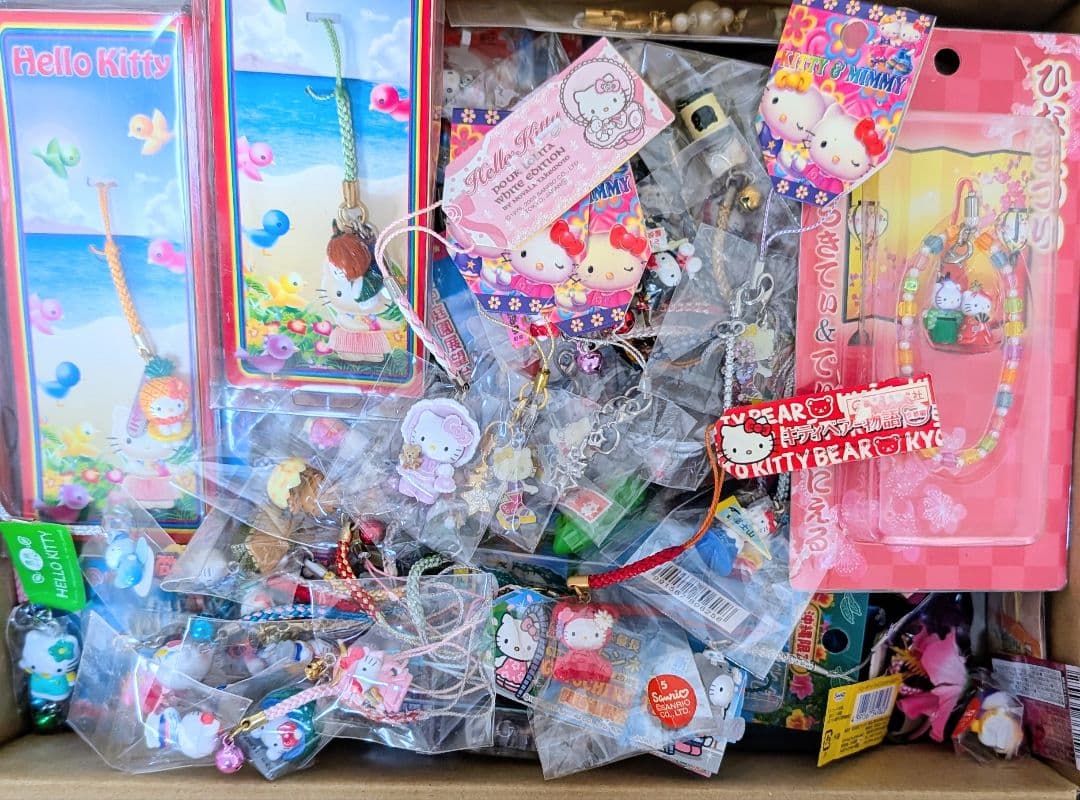 ハローキティ　ご当地キティ　ストラップ　105個おまとめ（ロリータ他）