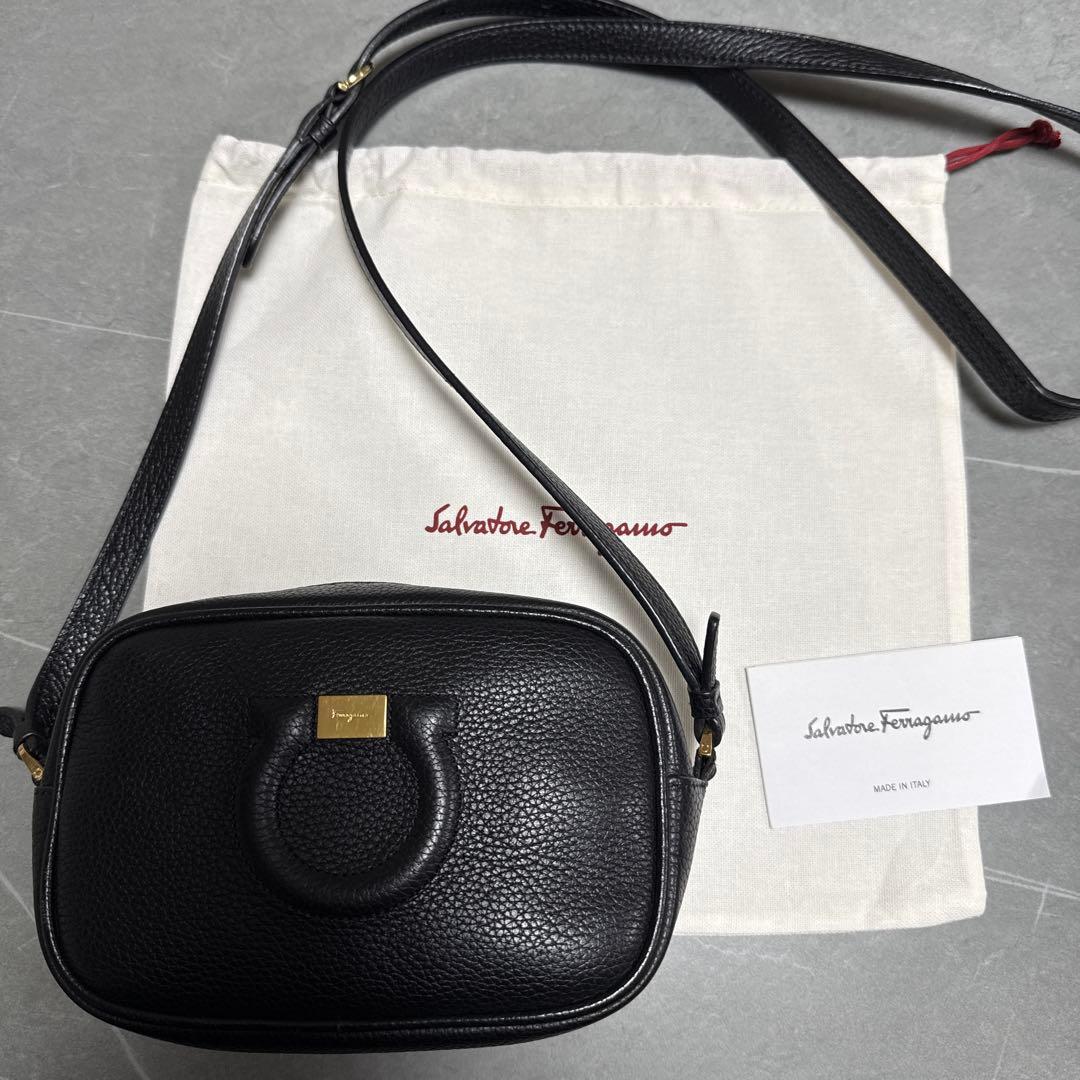 Salvatore Ferragamo ブラックショルダーバッグ