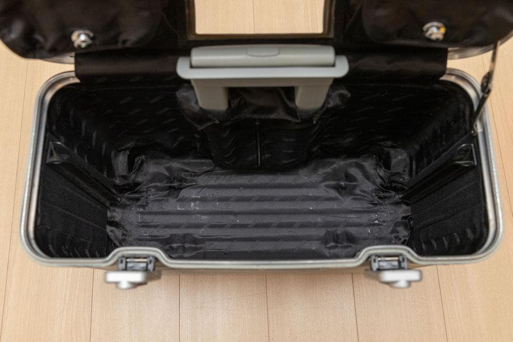 リモワ　パイロット　トロリー2輪 29L機内持込できます カナダ製